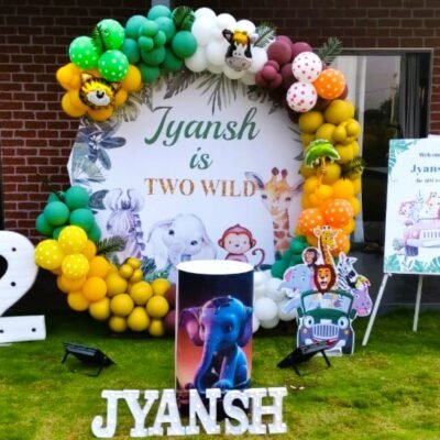 Wild Jungle Friends Birthday Ring Decor